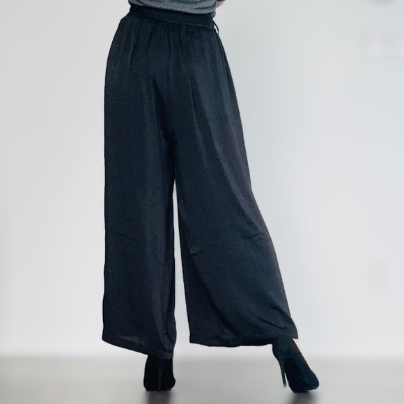 🌟 Flowy Black Pants with Silk-Like Texture 🌟 - Picture 3 of 9